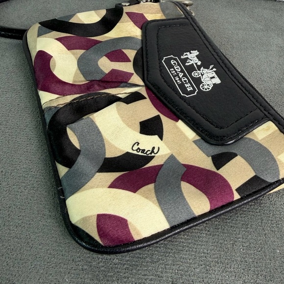 Coach appear Wristlet Horse & Carriage Logo Purple Lining Zip Top and Hang Tag - Picture 6 of 9